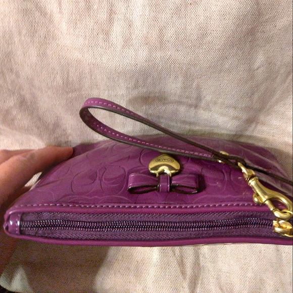 Brand New COACH Purple Iris Signature Liquid Gloss Wristlet - Picture 6 of 16